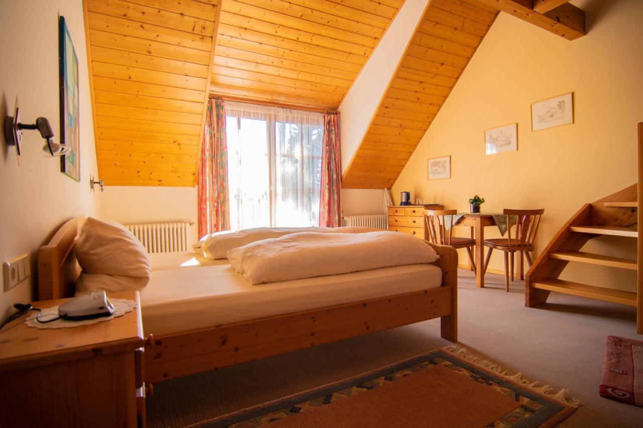 Gaestehaus Hellmer นอยชตัดท์ อัน แดร์ ไวน์ชตราเซอ ภายนอก รูปภาพ