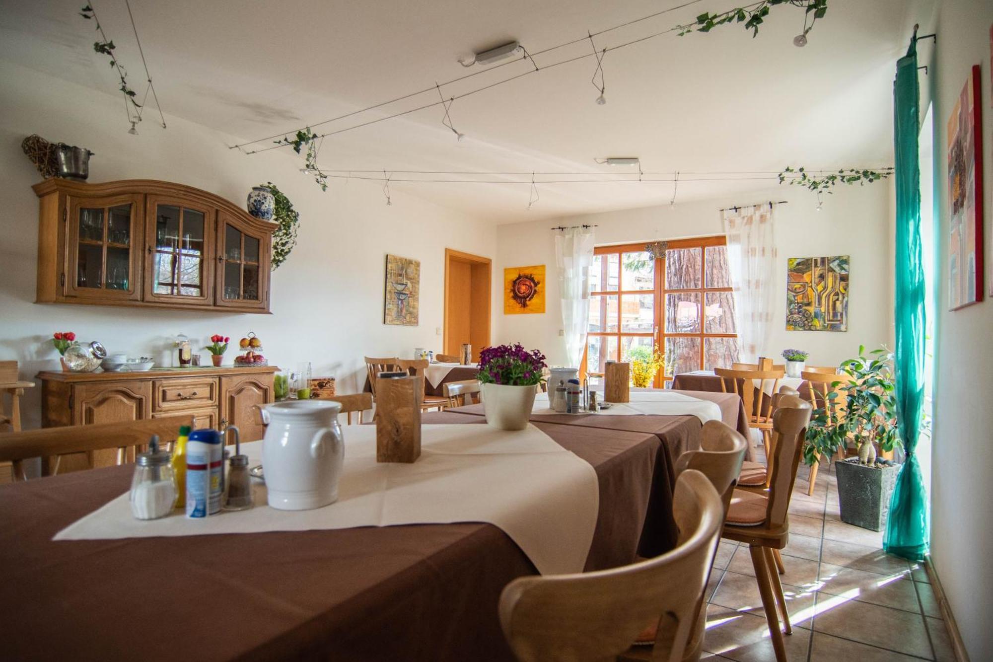 Gaestehaus Hellmer นอยชตัดท์ อัน แดร์ ไวน์ชตราเซอ ภายนอก รูปภาพ