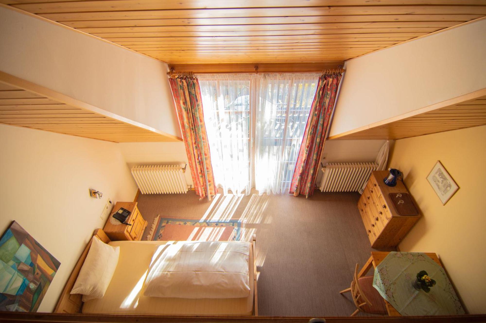 Gaestehaus Hellmer นอยชตัดท์ อัน แดร์ ไวน์ชตราเซอ ภายนอก รูปภาพ